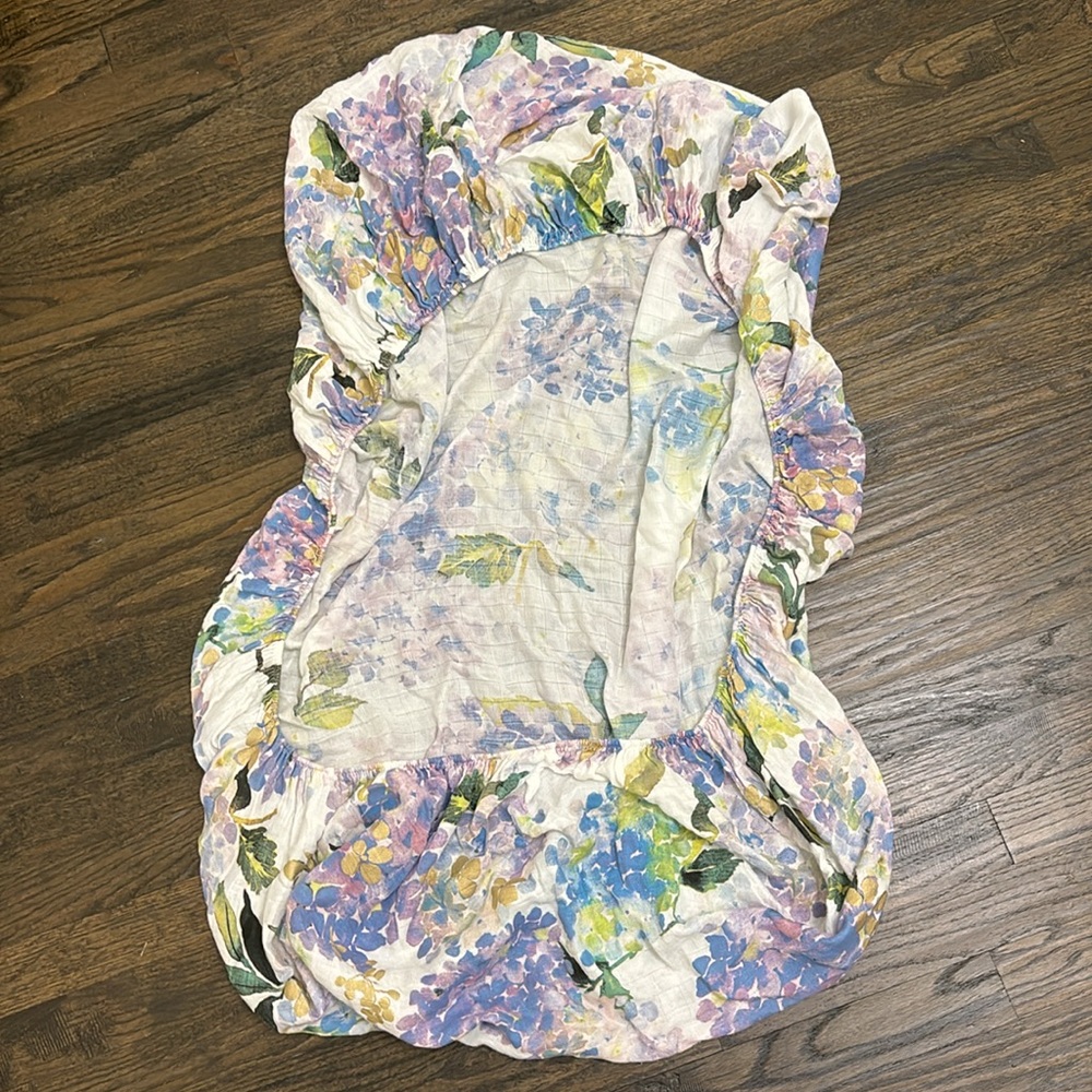 Loulou Lollipop Hydrangea Crib Sheet for Baby Girls - Picture 3 of 6